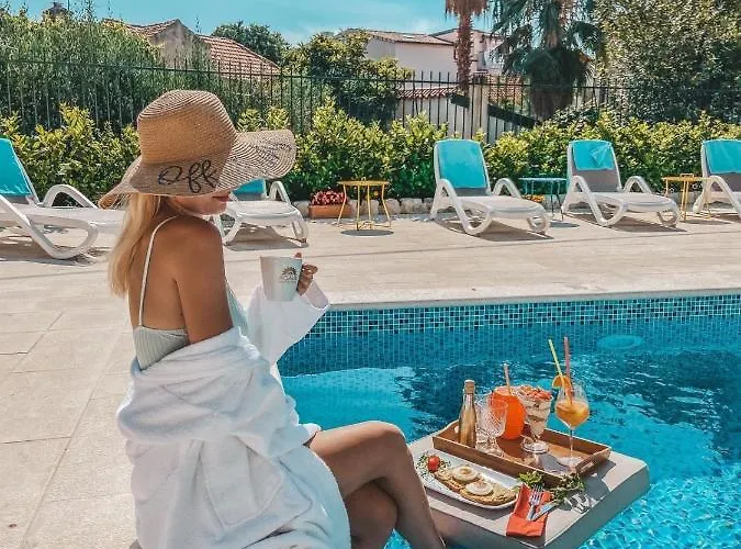 Agava Lux Rooms&pool سبليت