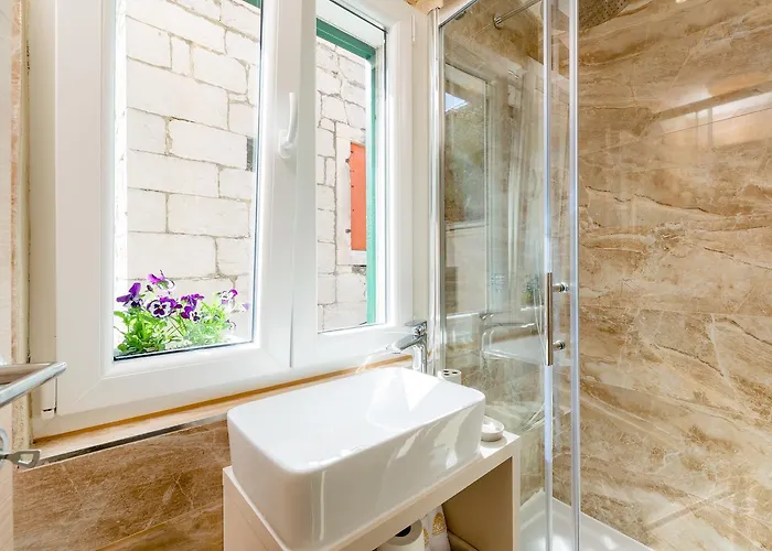 Agava Lux Rooms&pool بيت ضيافة سبليت